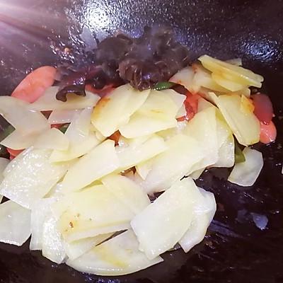 怎么做炒土豆片，土豆片怎么炒好吃家常做法（#东古家味美食#家常干锅土豆片）