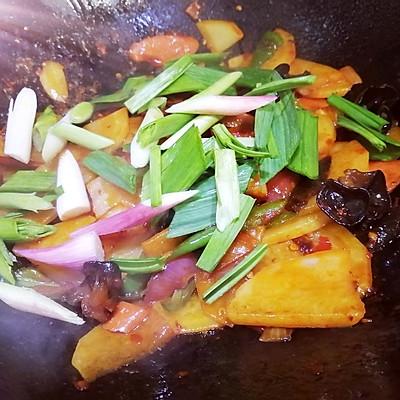 怎么做炒土豆片，土豆片怎么炒好吃家常做法（#东古家味美食#家常干锅土豆片）