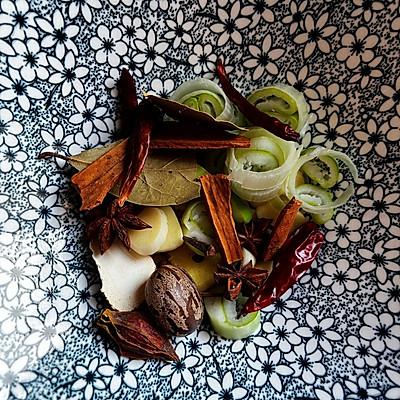 砂锅炖排骨需要多长时间，排骨炖多少分钟比较好（简单几步做好一盘砂锅炖排骨）