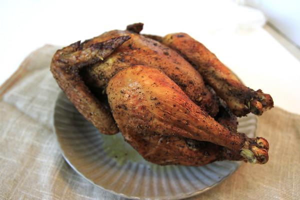 烤鸡要烤多久，用空气炸锅烤鸡要烤多久（椒香脆皮烤全鸡五分钟就能上桌的美食）