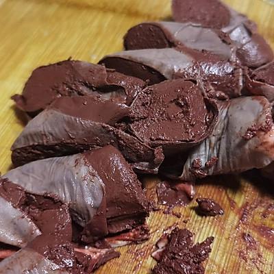 猪红怎么做菜，猪红汤怎样做好吃呢（蒸血肠杀猪菜一上桌）