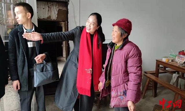 重庆人文科技学院学费，2021重庆人文科技学院学费标准_学费多少钱一年（重庆市云阳县总工会“牵手”劳模困难学子撑起“爱心伞”）