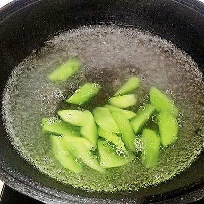 螺肉怎么做好吃，田螺肉怎么炒好吃入味的做法视频（几分钟搞定家常版葱油螺片）