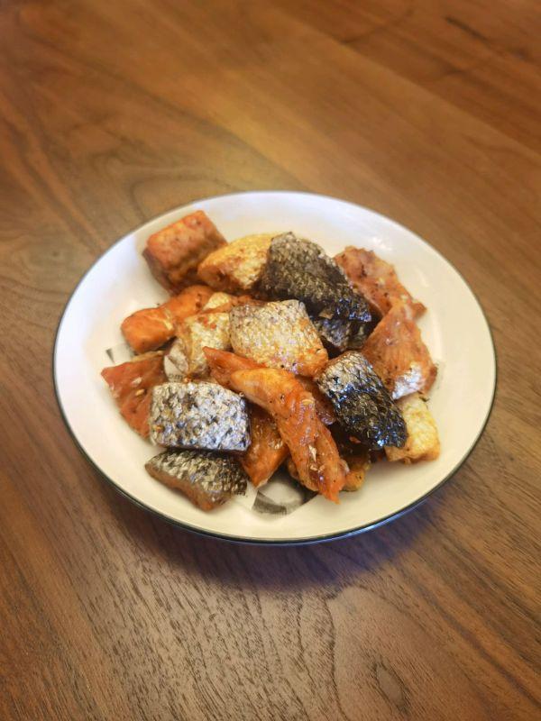 三文鱼皮的做法，三文鱼皮怎么炖的做法（简单好上手的香酥三文鱼皮）