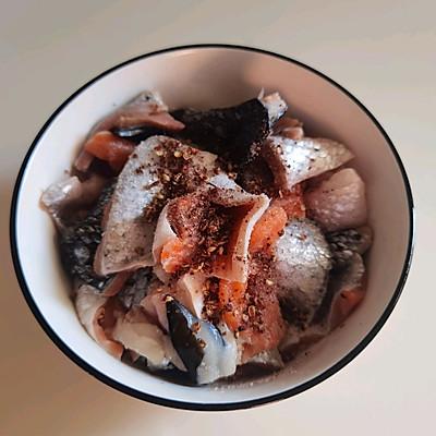 三文鱼皮的做法，三文鱼皮怎么炖的做法（简单好上手的香酥三文鱼皮）