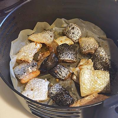 三文鱼皮的做法，三文鱼皮怎么炖的做法（简单好上手的香酥三文鱼皮）