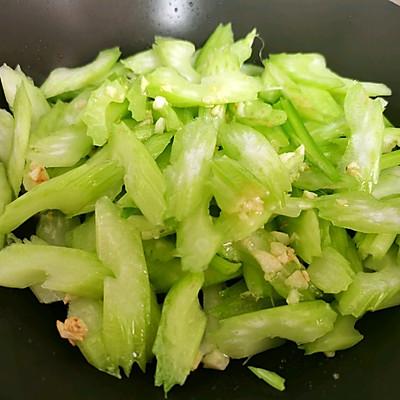 素炒芹菜怎么炒好吃，怎样炒芹菜好吃（大厨原来这么好当）