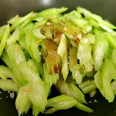 素炒芹菜怎么炒好吃，怎样炒芹菜好吃（大厨原来这么好当）