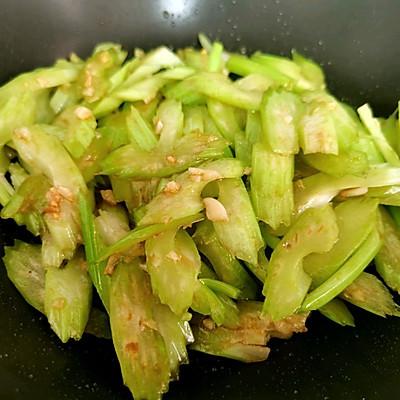 素炒芹菜怎么炒好吃，怎样炒芹菜好吃（大厨原来这么好当）