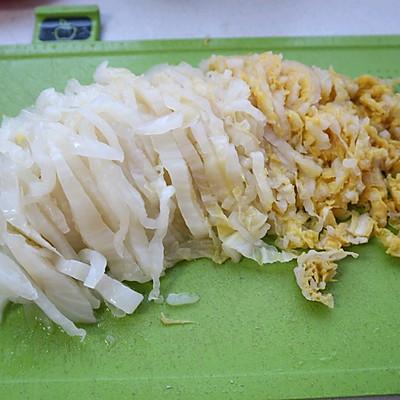 血肠怎么做好吃家常做法，血肠怎么做比较好吃（酸菜炖血肠做的对）