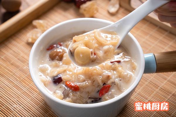 牛奶银耳红枣汤的做法，银耳牛奶红枣汤怎么做（养生小甜汤又暖又润）