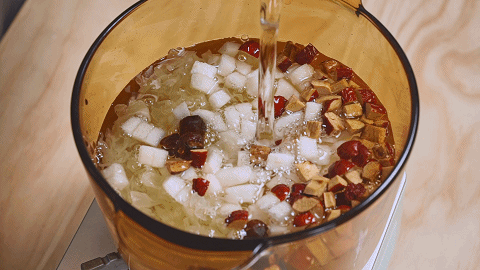 牛奶银耳红枣汤的做法，银耳牛奶红枣汤怎么做（养生小甜汤又暖又润）