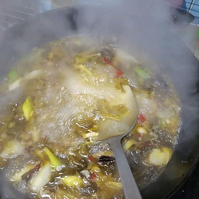 酸菜鱼里面加什么配菜好吃，酸菜鱼放什么配菜（家庭简易版酸菜鱼准没错）