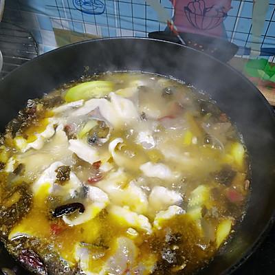 酸菜鱼里面加什么配菜好吃，酸菜鱼放什么配菜（家庭简易版酸菜鱼准没错）