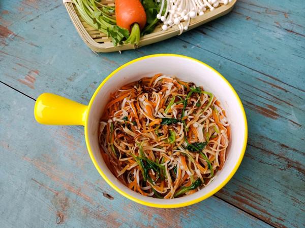 香菜拌胡萝卜丝怎么做，香菜拌胡萝卜丝怎么做好吃（吃药不如吃金针菇拌胡萝卜）