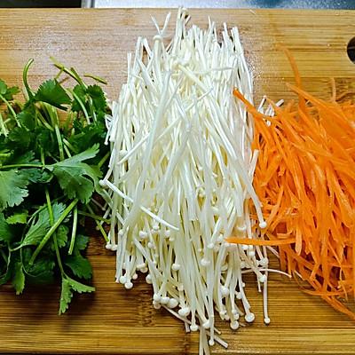 香菜拌胡萝卜丝怎么做，香菜拌胡萝卜丝怎么做好吃（吃药不如吃金针菇拌胡萝卜）