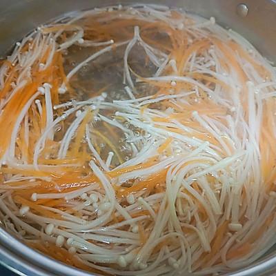 香菜拌胡萝卜丝怎么做，香菜拌胡萝卜丝怎么做好吃（吃药不如吃金针菇拌胡萝卜）