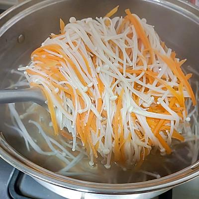 香菜拌胡萝卜丝怎么做，香菜拌胡萝卜丝怎么做好吃（吃药不如吃金针菇拌胡萝卜）