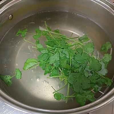 香菜拌胡萝卜丝怎么做，香菜拌胡萝卜丝怎么做好吃（吃药不如吃金针菇拌胡萝卜）