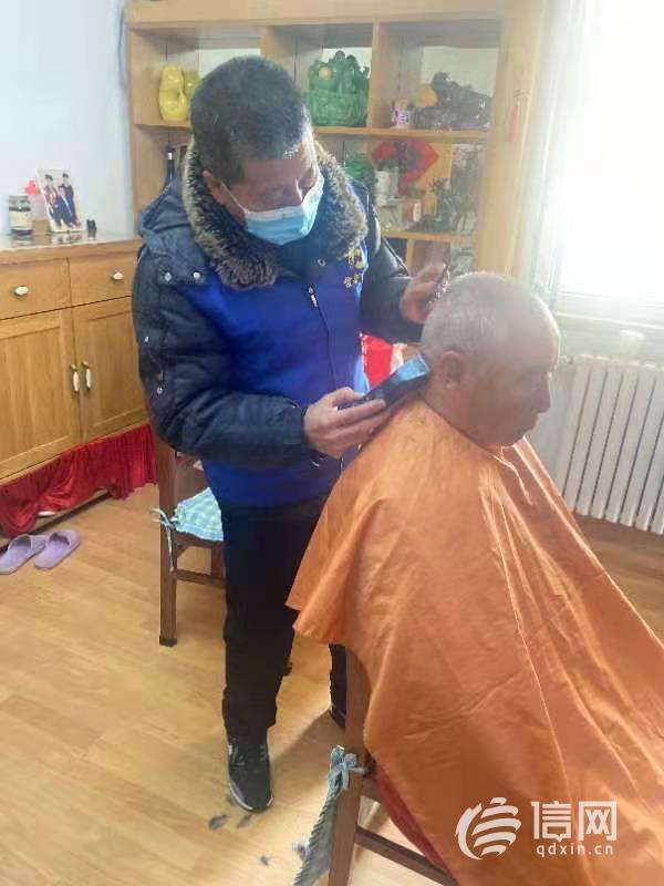 佳木斯家电维修店 信新相映走进佳木斯路社区 志愿者为九旬老人理发