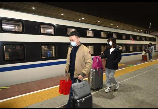 高铁有没有卧铺，动车有卧铺吗（双层卧铺高铁亮相深圳春运）