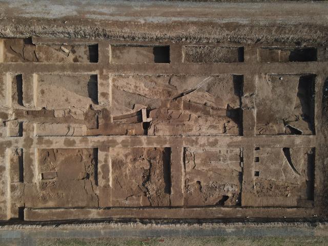 《楚汉传奇》：刘邦败逃为何丢下两个孩子，王陵公园里面的餐厅叫什么（秦始皇帝陵园外城东门的城门毁坏与火有关）