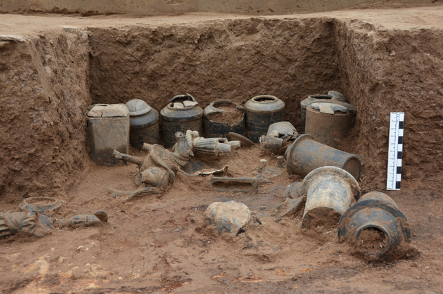 《楚汉传奇》：刘邦败逃为何丢下两个孩子，王陵公园里面的餐厅叫什么（秦始皇帝陵园外城东门的城门毁坏与火有关）