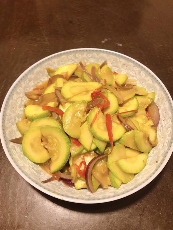 洋葱可以炒什么，洋葱炒什么最好（大厨教我的西葫芦炒洋葱的做法）