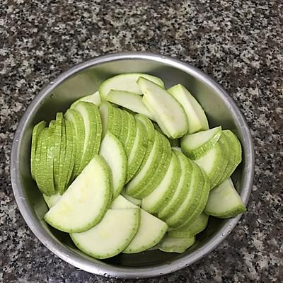 洋葱可以炒什么，洋葱炒什么最好（大厨教我的西葫芦炒洋葱的做法）