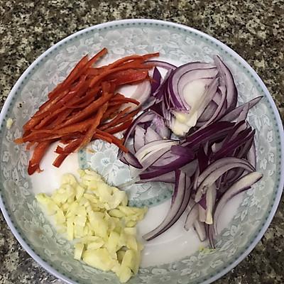 洋葱可以炒什么，洋葱炒什么最好（大厨教我的西葫芦炒洋葱的做法）