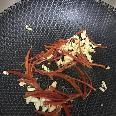 洋葱可以炒什么，洋葱炒什么最好（大厨教我的西葫芦炒洋葱的做法）