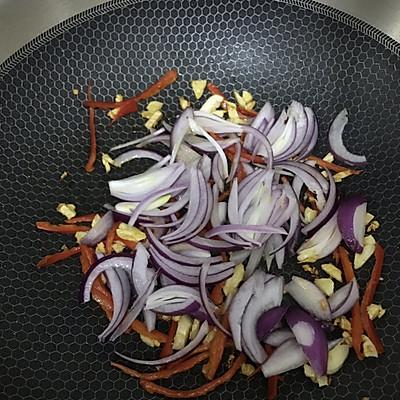 洋葱可以炒什么，洋葱炒什么最好（大厨教我的西葫芦炒洋葱的做法）