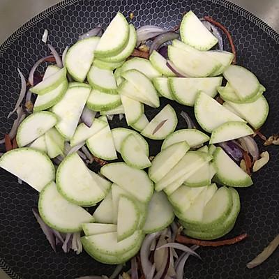 洋葱可以炒什么，洋葱炒什么最好（大厨教我的西葫芦炒洋葱的做法）