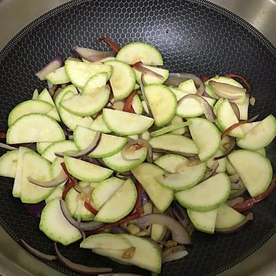 洋葱可以炒什么，洋葱炒什么最好（大厨教我的西葫芦炒洋葱的做法）