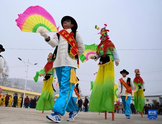 怎么扭秧歌，怎么扭秧歌视频（新春走基层丨扭起秧歌迎春节）