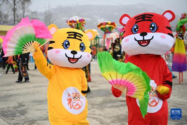 怎么扭秧歌，怎么扭秧歌视频（新春走基层丨扭起秧歌迎春节）