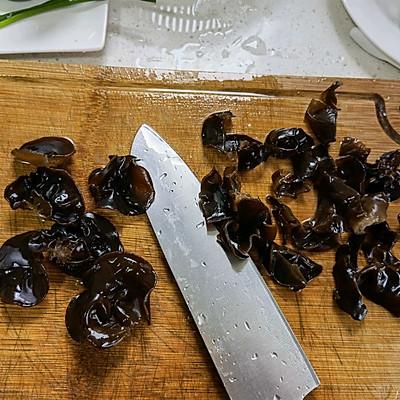 荸荠怎么做好吃，荸荠怎么吃好吃（都在这道荸荠炒木耳里）