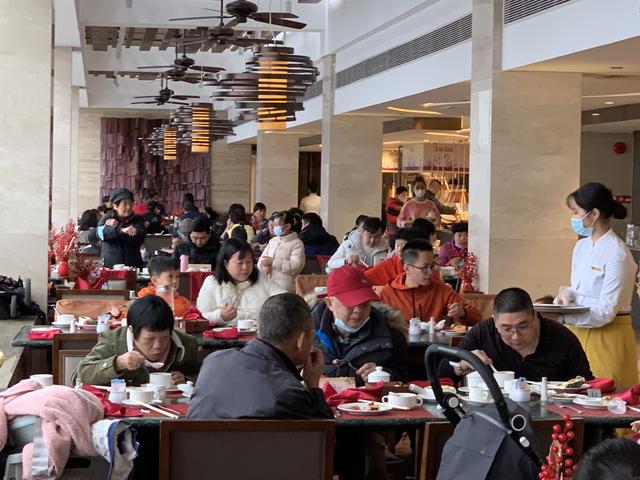 年夜饭是什么时候吃的 年夜饭是中午吃还是晚上吃，年夜饭是什么时候吃的（老广的年夜饭，中午开锣）