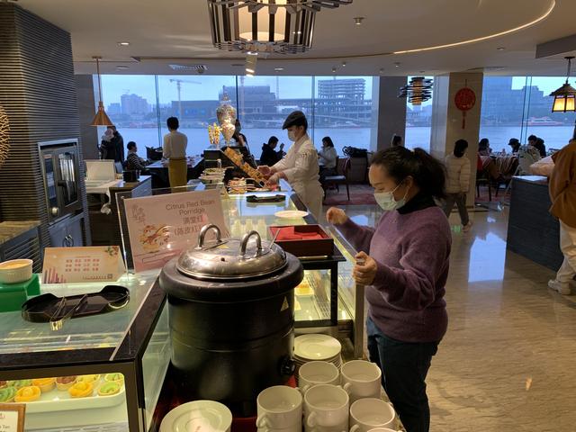 年夜饭是什么时候吃的 年夜饭是中午吃还是晚上吃，年夜饭是什么时候吃的（老广的年夜饭，中午开锣）