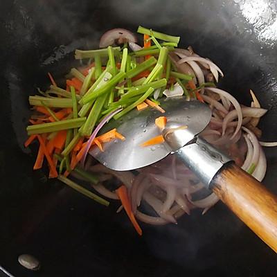 怎么炒芹菜粉，怎么炒芹菜粉条（因为它我都爱上做饭了）