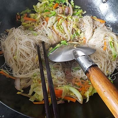 怎么炒芹菜粉，怎么炒芹菜粉条（因为它我都爱上做饭了）