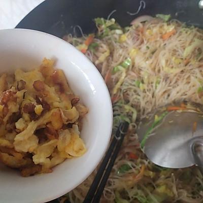 怎么炒芹菜粉，怎么炒芹菜粉条（因为它我都爱上做饭了）