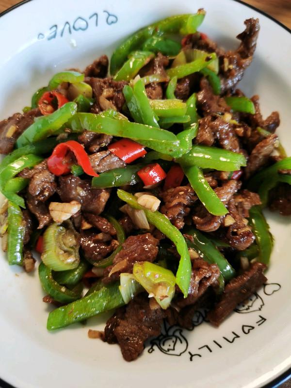 牛肉菜椒怎么炒好吃，牛肉菜椒怎么炒好吃又简单（青椒炒牛肉）