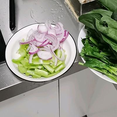 牛肉菜椒怎么炒好吃，牛肉菜椒怎么炒好吃又简单（青椒炒牛肉）
