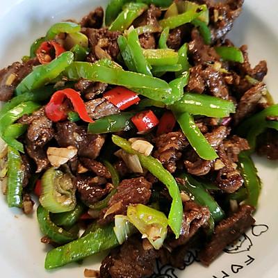 牛肉菜椒怎么炒好吃，牛肉菜椒怎么炒好吃又简单（青椒炒牛肉）
