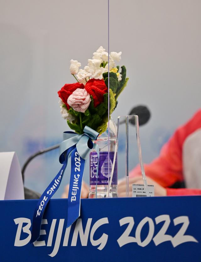 黄金冰墩墩是什么，冬奥黄金冰墩墩是什么（金色冰墩墩、颁奖花束有哪些设计亮点）