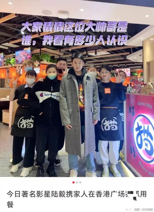 陆毅带妻女到平价餐馆用餐，打扮帅气被求合影，俩女儿高颜值似复制