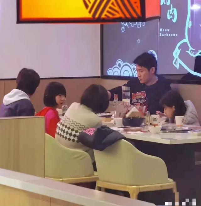 陆毅带妻女到平价餐馆用餐，打扮帅气被求合影，俩女儿高颜值似复制