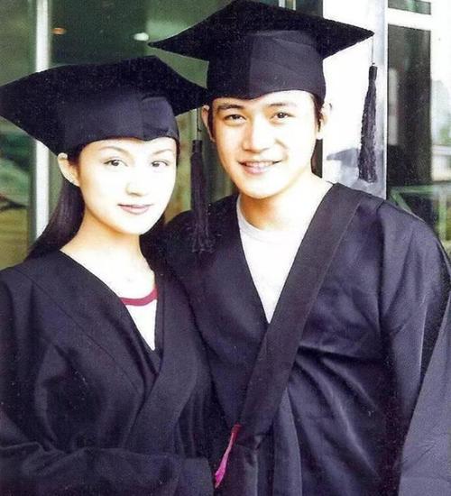 陆毅带妻女到平价餐馆用餐，打扮帅气被求合影，俩女儿高颜值似复制