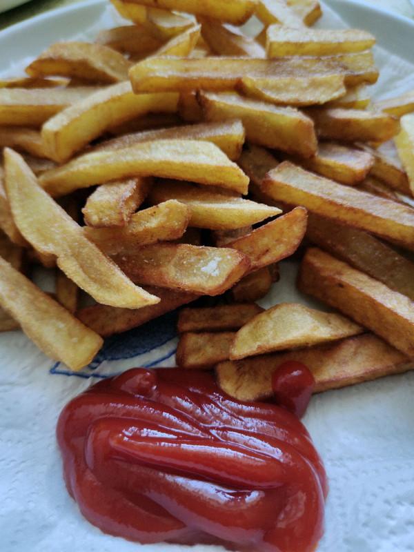 怎么样炸土豆最好吃又香又脆，炸土豆怎么样炸的酥脆（没有人可以逃得过酥脆炸薯条的美食诱惑）